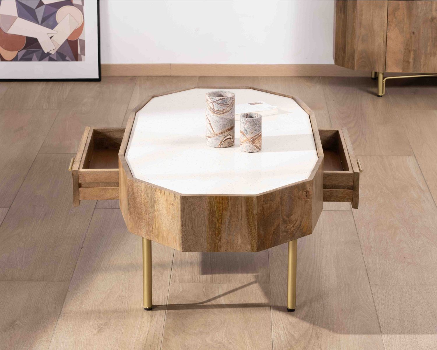 Tavolino retro-chic in legno di mango con piano "Bruges" in terrazzo bianco