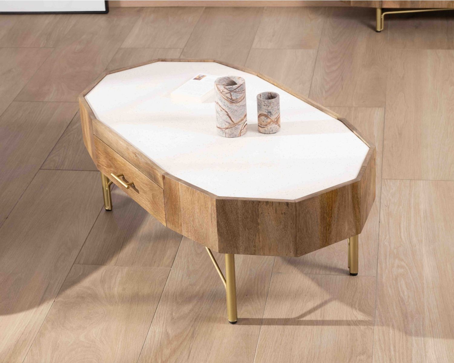 Tavolino retro-chic in legno di mango con piano "Bruges" in terrazzo bianco