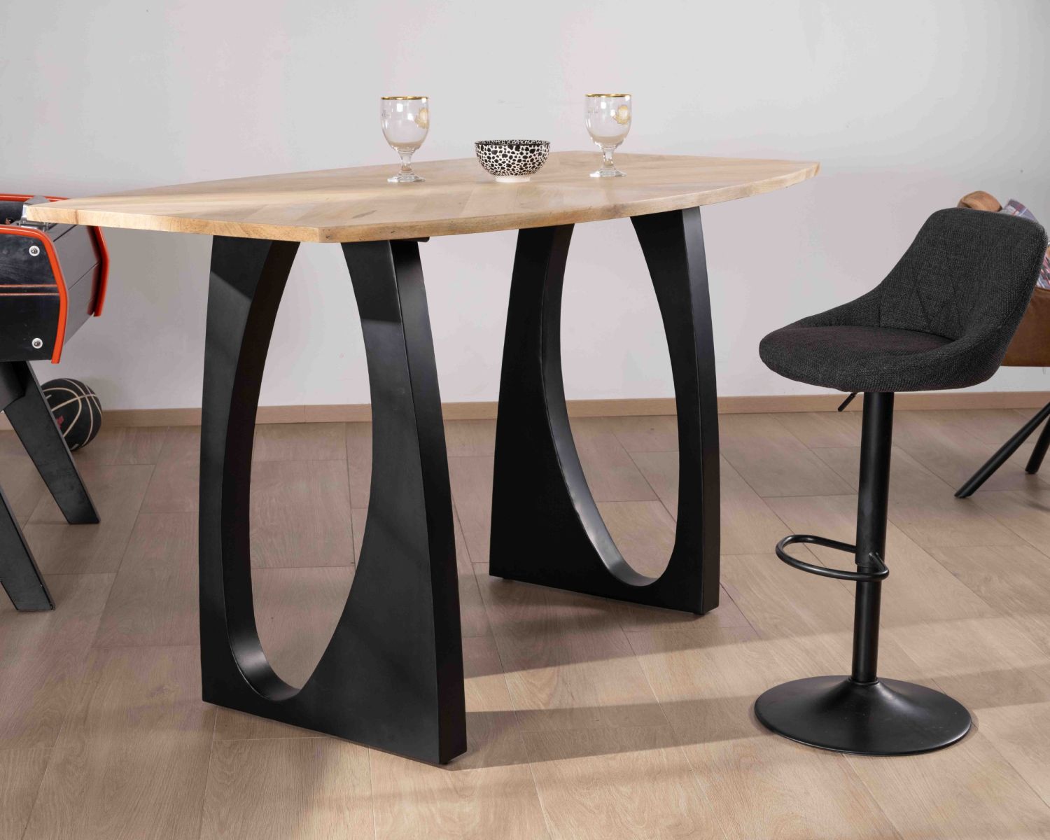 Tavolo alto "Audacio" in acacia da 185 cm e gambe in metallo nero