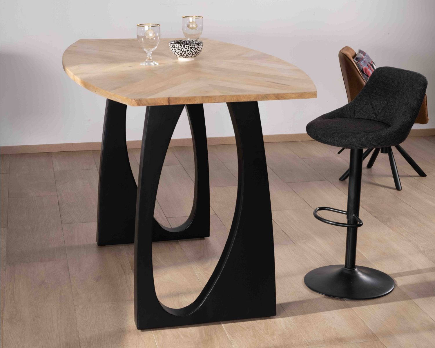 Tavolo alto "Audacio" in acacia da 185 cm e gambe in metallo nero