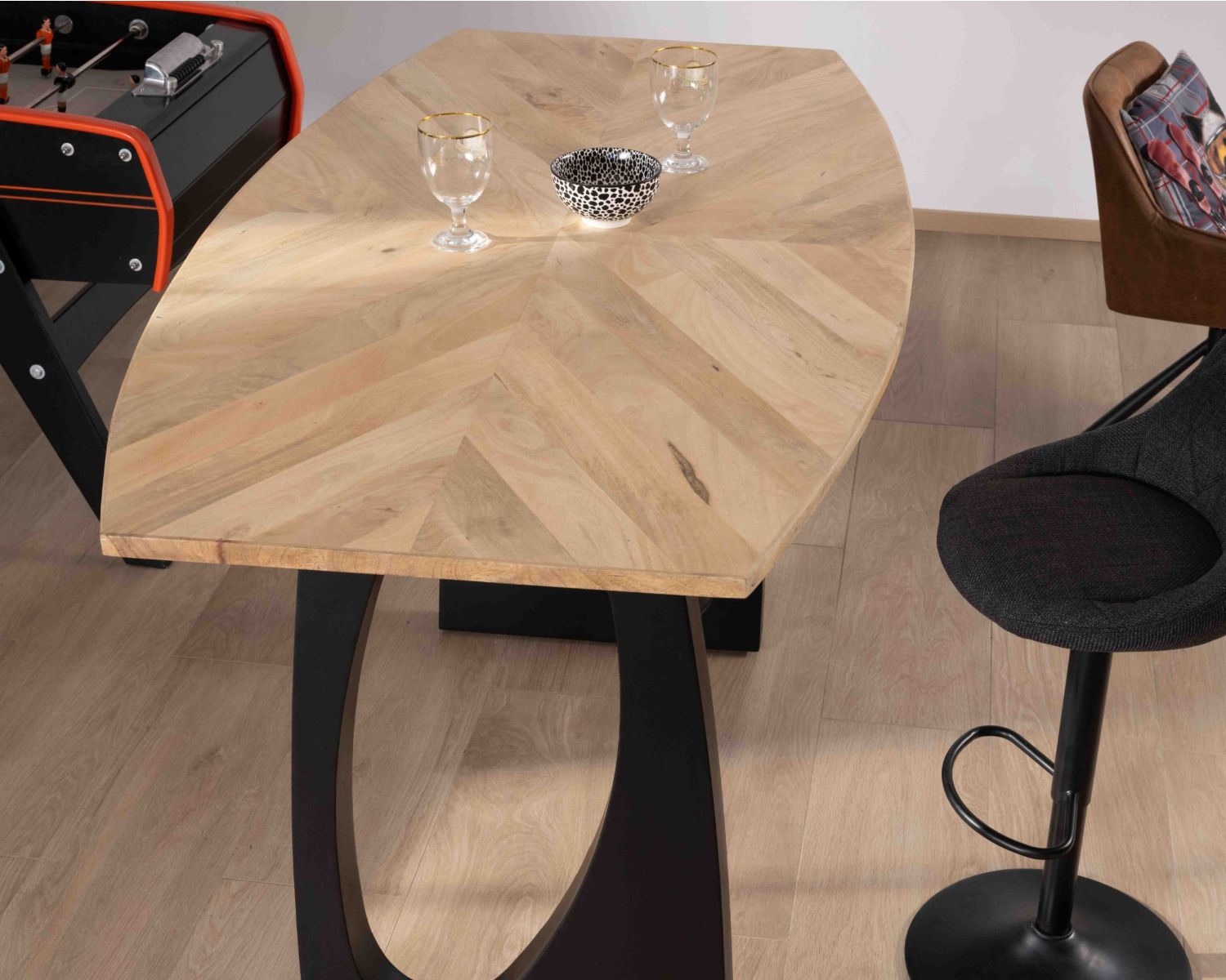 Tavolo alto "Audacio" in acacia da 185 cm e gambe in metallo nero