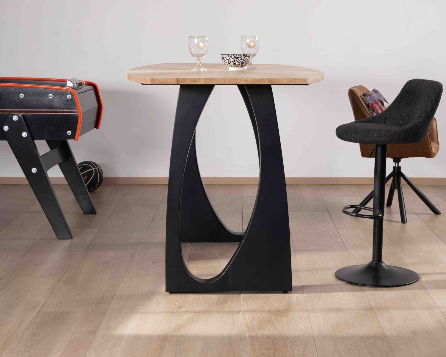 Tavolo alto "Audacio" in acacia da 185 cm e gambe in metallo nero