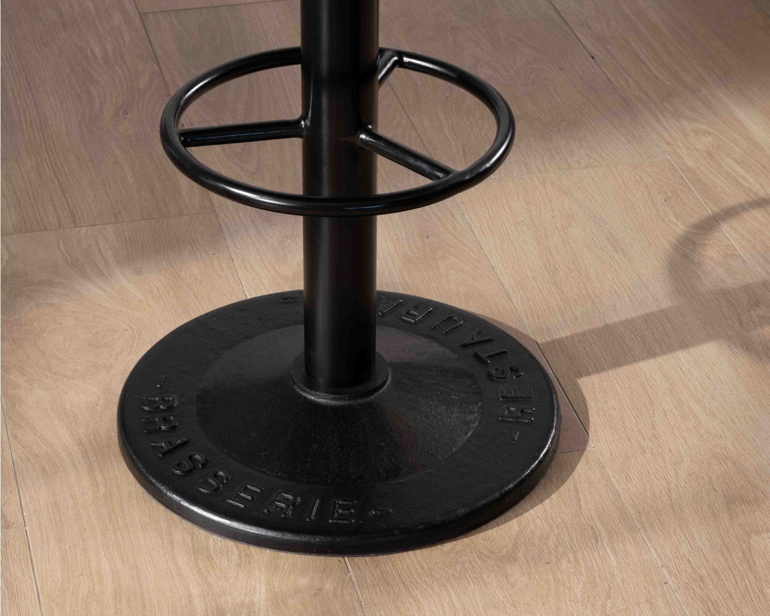 Tavolo bistrot "Palaver Club" con piano quadrato in acacia, finitura smussata nera