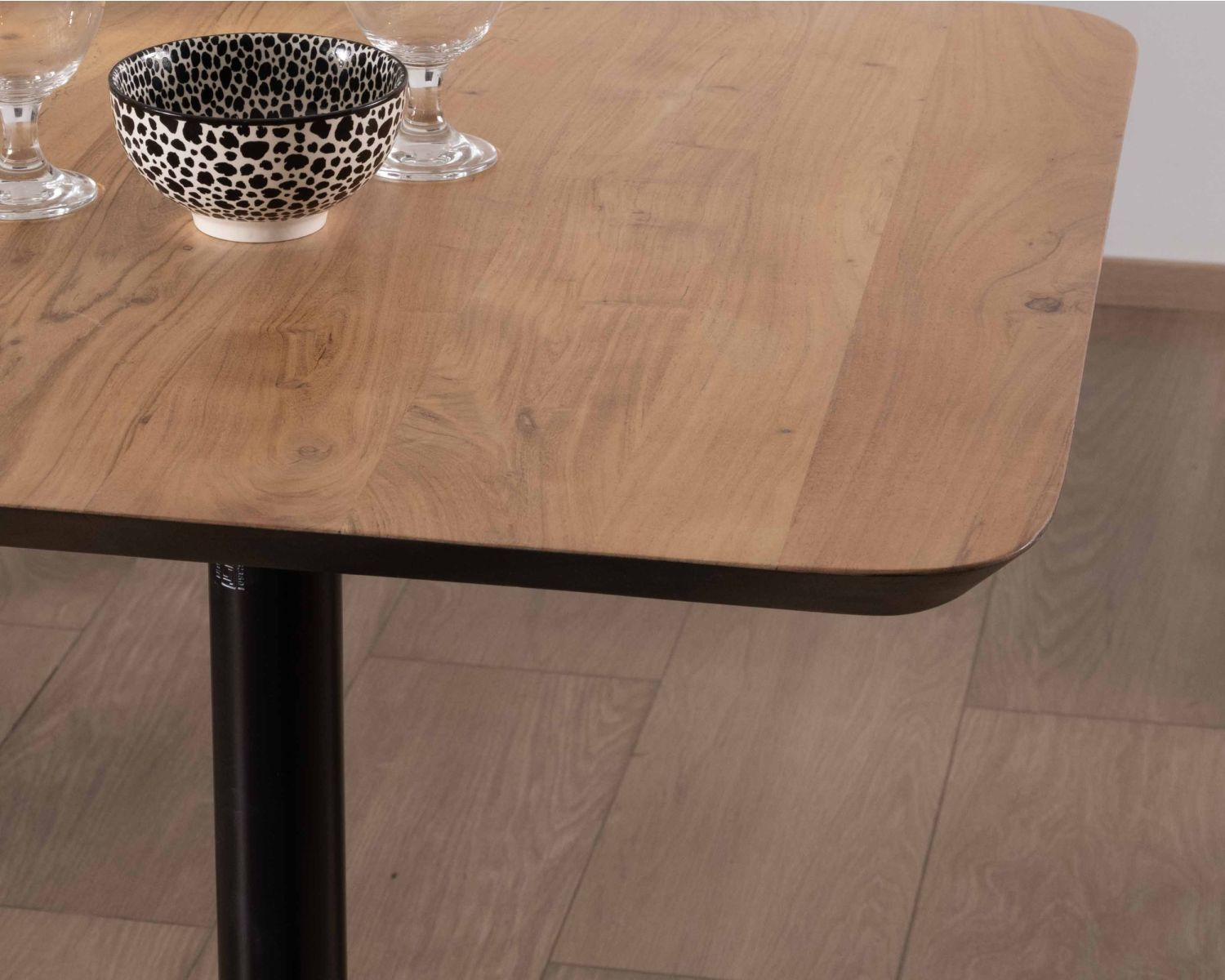 Tavolo bistrot "Palaver Club" con piano quadrato in acacia, finitura smussata nera