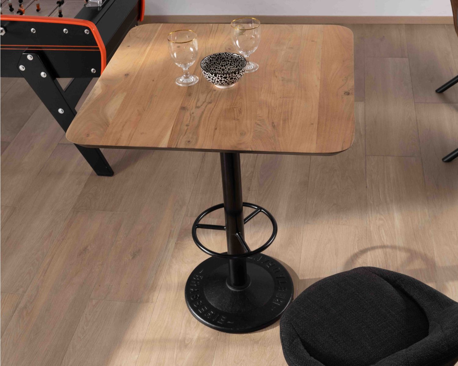 Tavolo bistrot "Palaver Club" con piano quadrato in acacia, finitura smussata nera