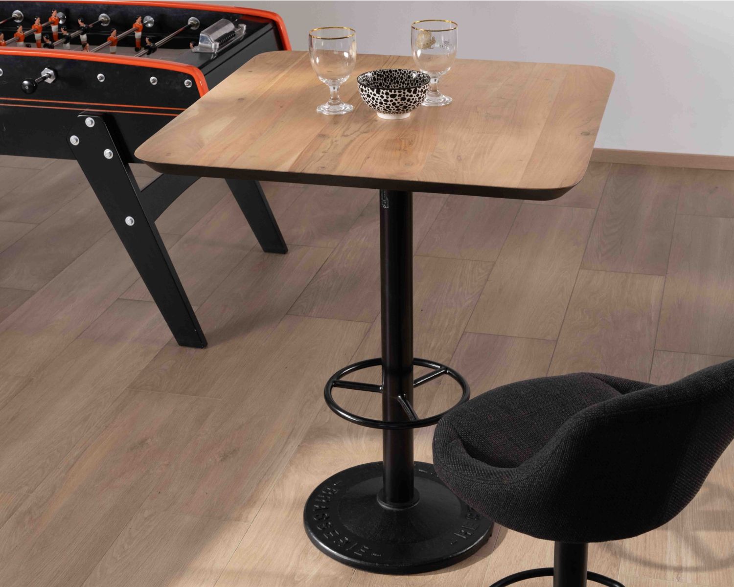 Tavolo bistrot "Palaver Club" con piano quadrato in acacia, finitura smussata nera
