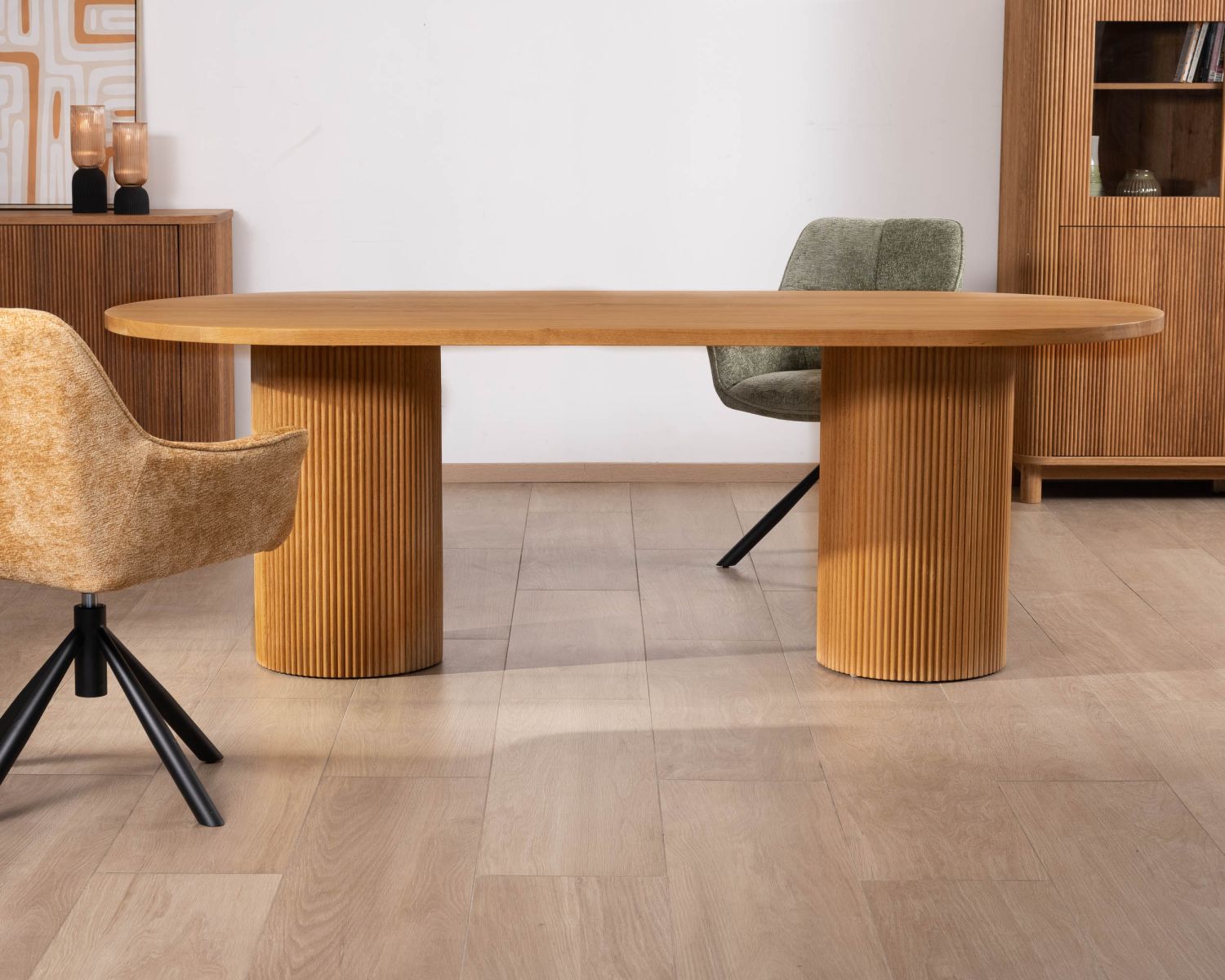 Tavolo da pranzo ovale "Winton" da 220 cm e gambe scanalate rotonde in rovere oliato, stile retrò