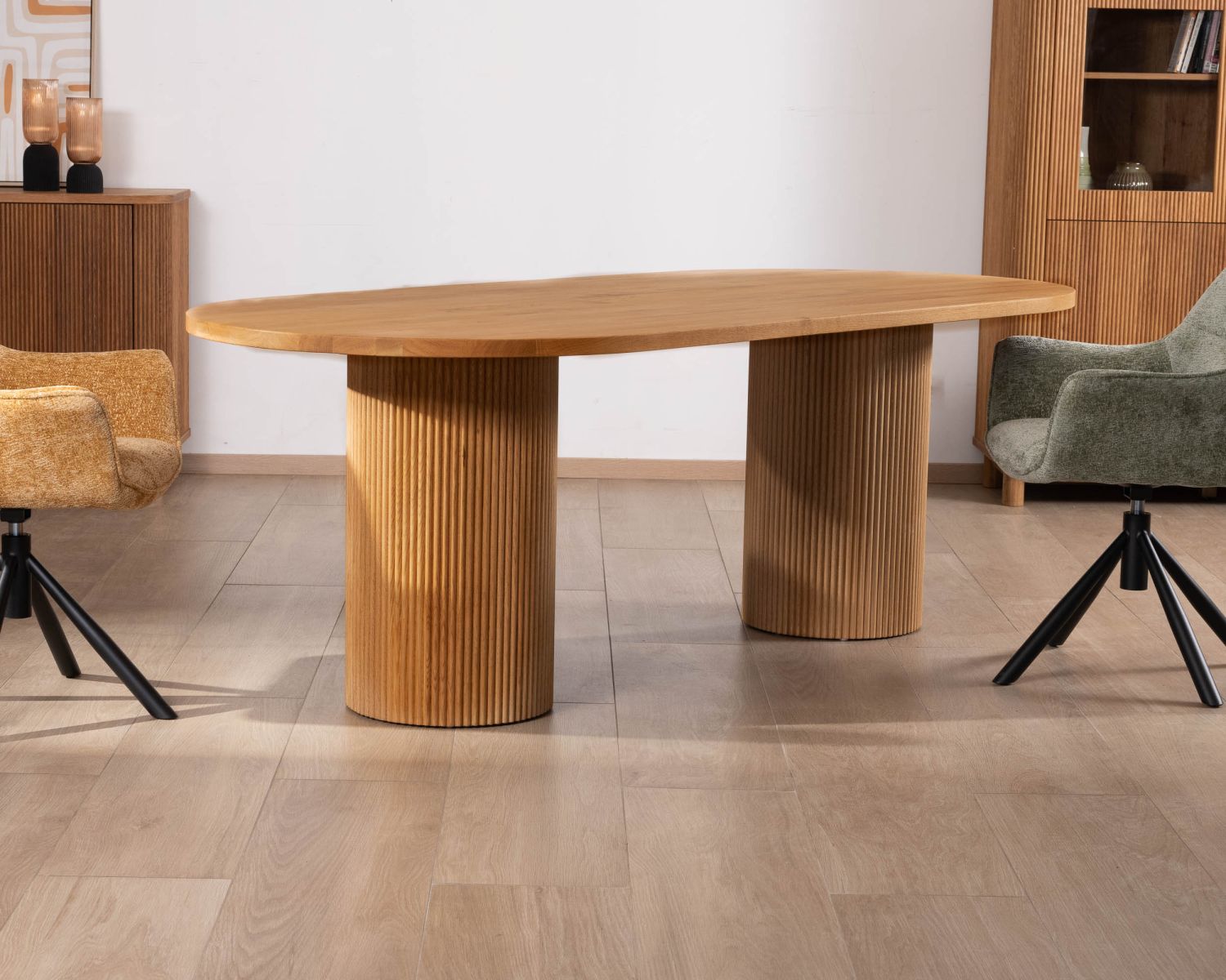 Tavolo da pranzo ovale "Winton" da 220 cm e gambe scanalate rotonde in rovere oliato, stile retrò