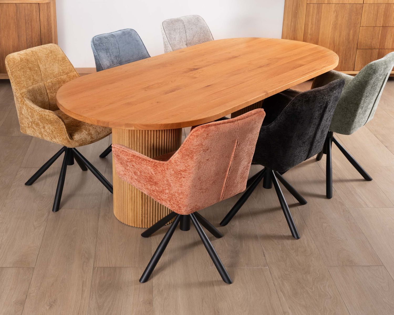 Tavolo da pranzo ovale "Winton" da 220 cm e gambe scanalate rotonde in rovere oliato, stile retrò