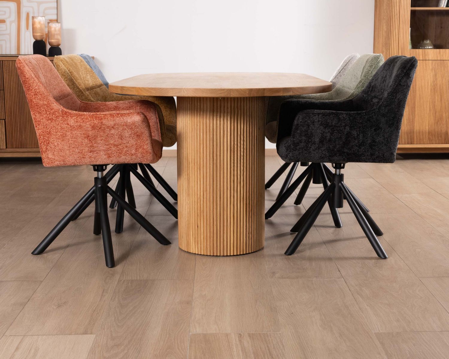 Tavolo da pranzo ovale "Winton" da 220 cm e gambe scanalate rotonde in rovere oliato, stile retrò