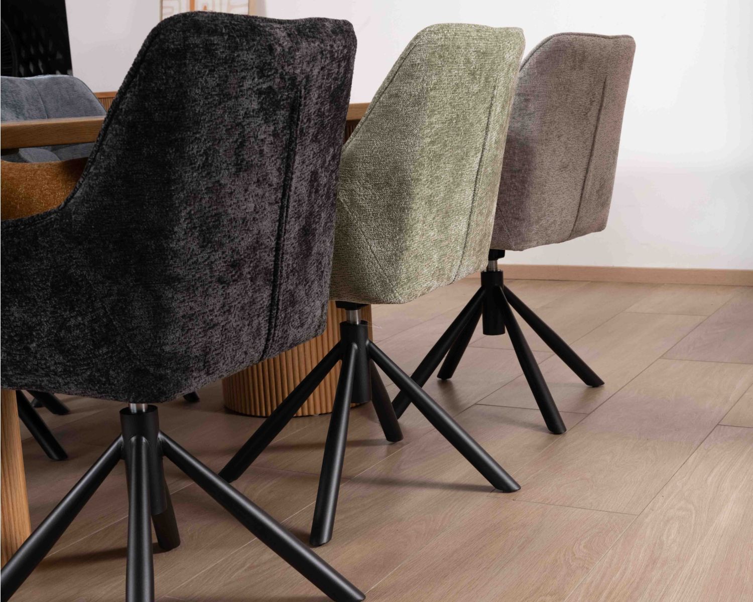 Set di 2 sedie in tessuto verde "Ewing" con braccioli e base girevole in metallo