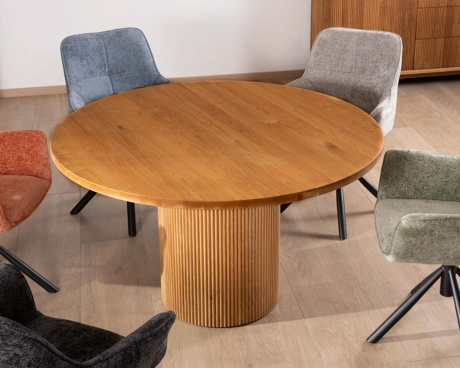 Tavolino rotondo da 130 cm con gamba centrale scanalata "Winton" in stile retrò