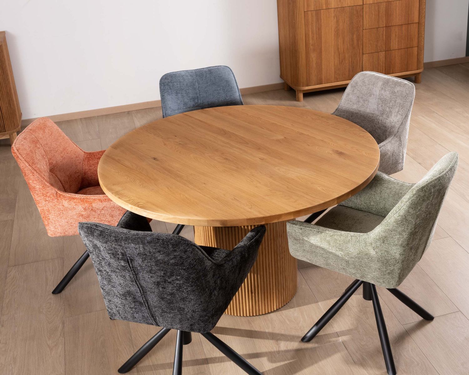 Tavolino rotondo da 130 cm con gamba centrale scanalata "Winton" in stile retrò