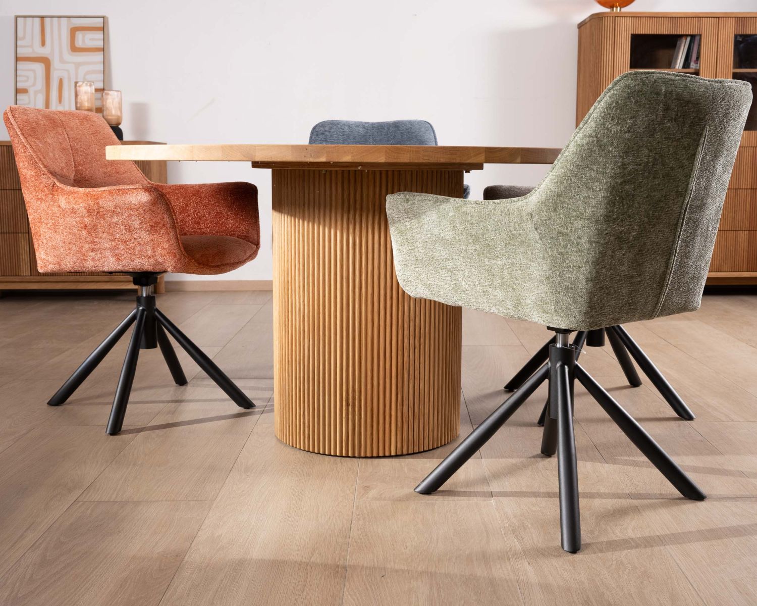 Tavolino rotondo da 130 cm con gamba centrale scanalata "Winton" in stile retrò