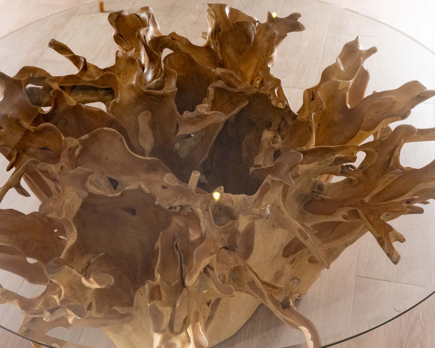 Tavolo da pranzo rotondo in radice di teak naturale con piano in vetro "Jungle