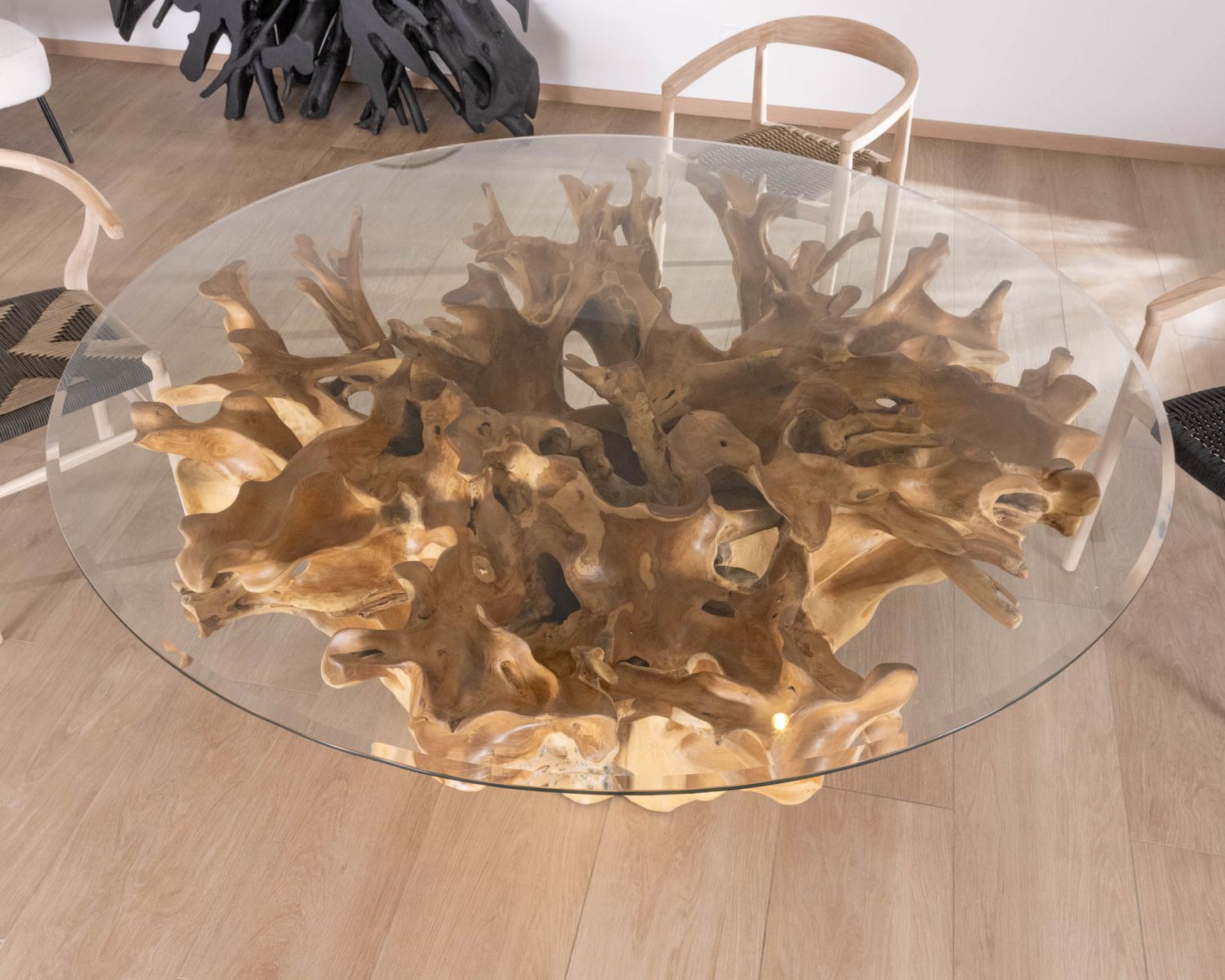 Tavolo da pranzo rotondo in radice di teak naturale con piano in vetro "Jungle