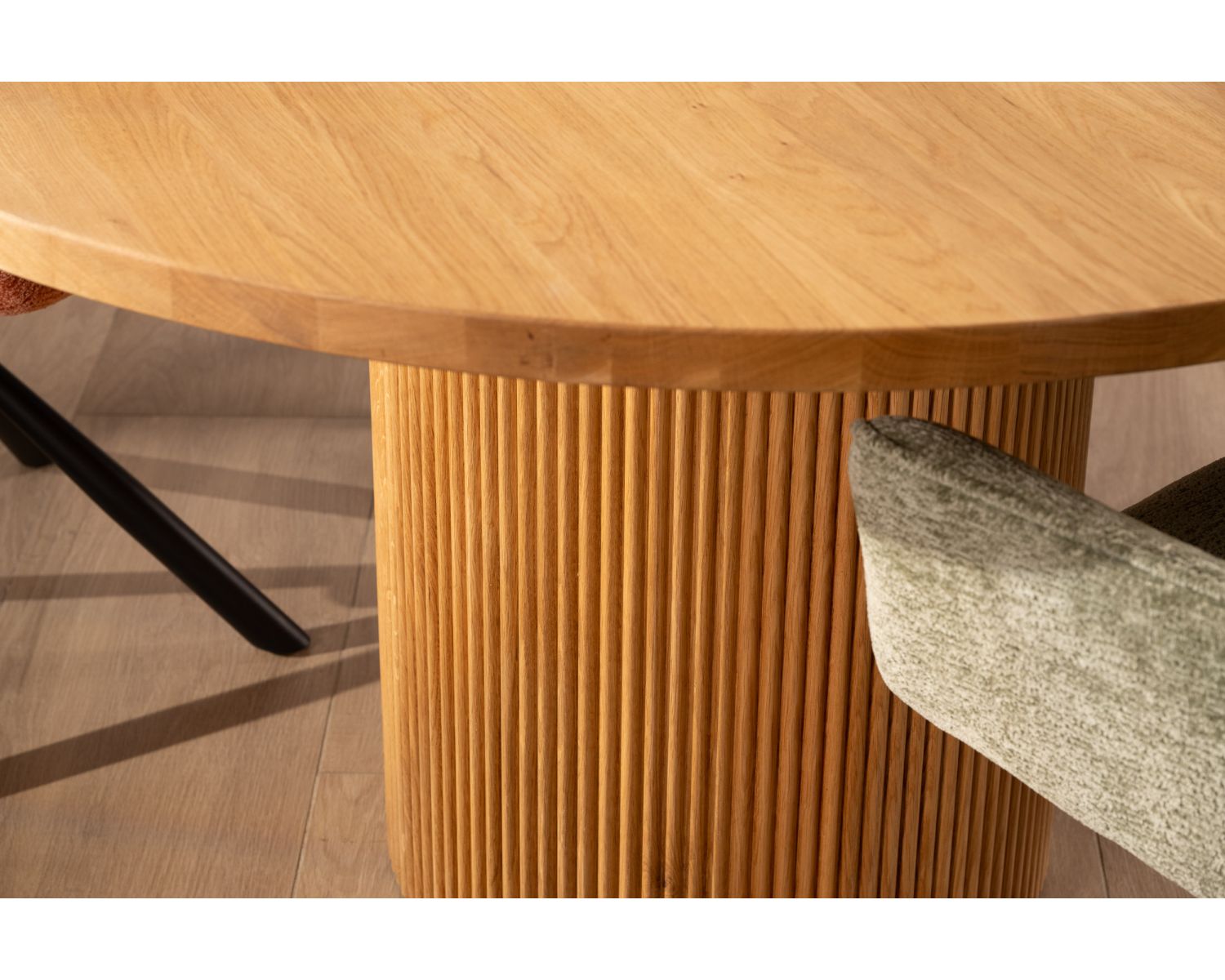 Tavolino rotondo da 130 cm con gamba centrale scanalata "Winton" in stile retrò