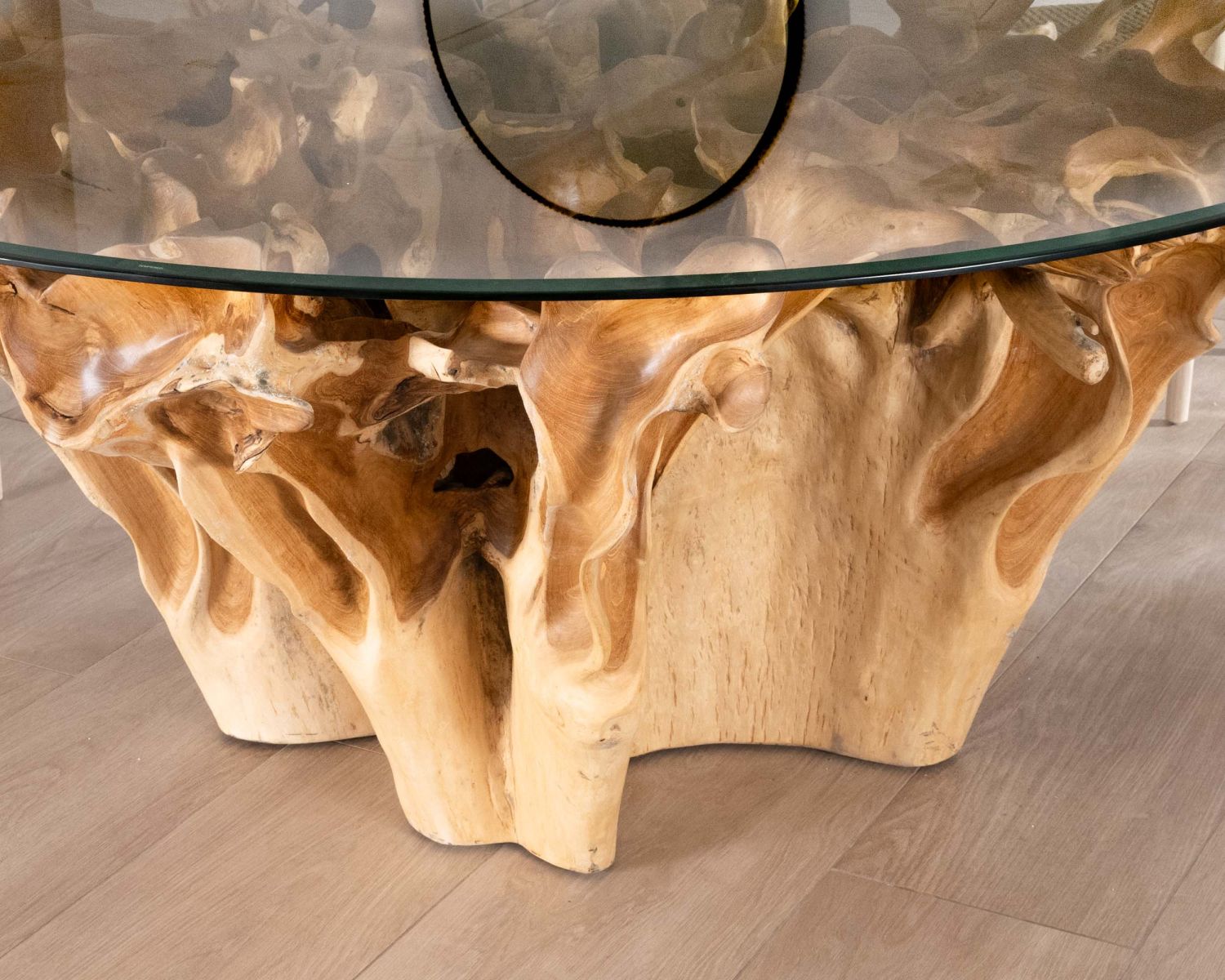 Tavolo da pranzo rotondo in radice di teak naturale con piano in vetro "Jungle