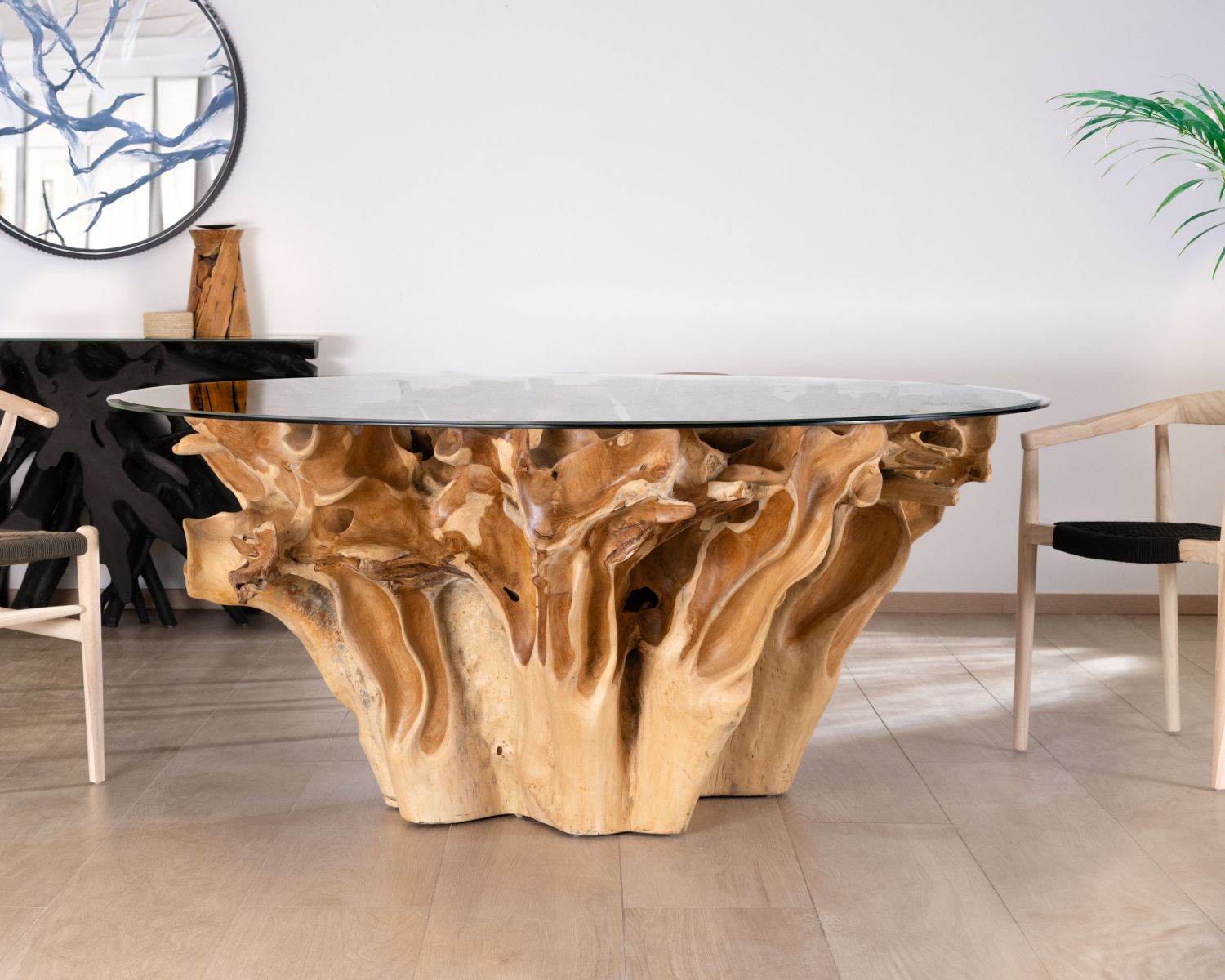 Tavolo da pranzo rotondo in radice di teak naturale con piano in vetro "Jungle