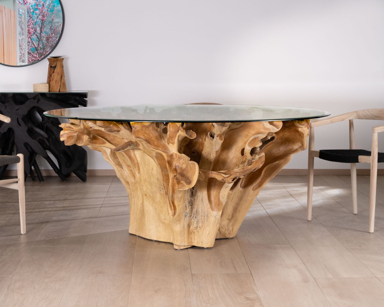 Tavolo da pranzo rotondo in radice di teak naturale con piano in vetro "Jungle