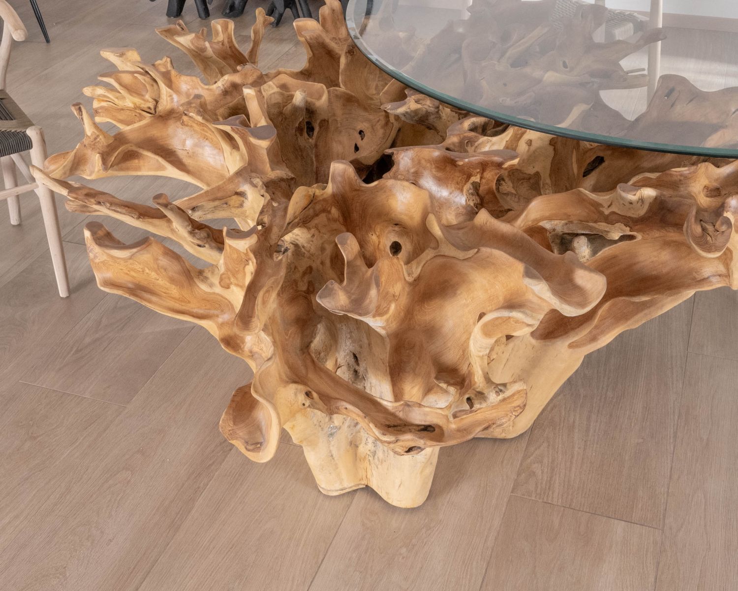 Tavolo da pranzo rotondo in radice di teak naturale con piano in vetro "Jungle