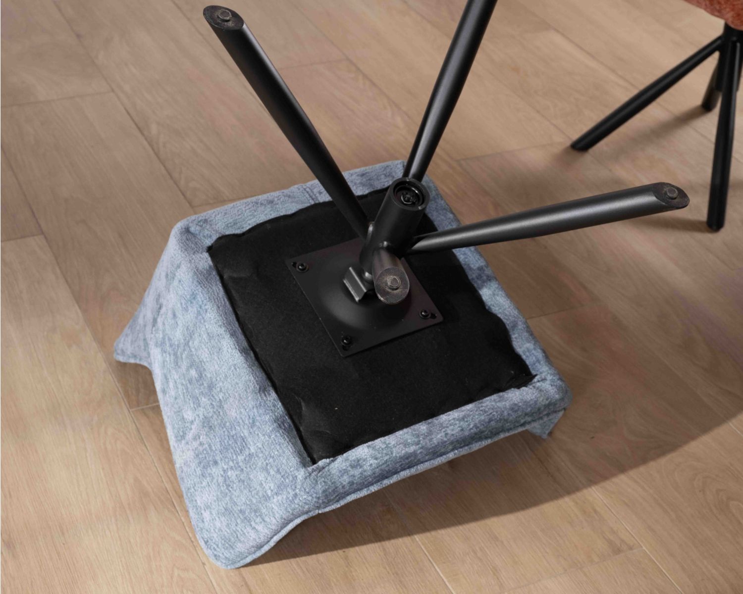 Set di 2 sedie girevoli in tessuto blu con gambe "Ewing" in metallo