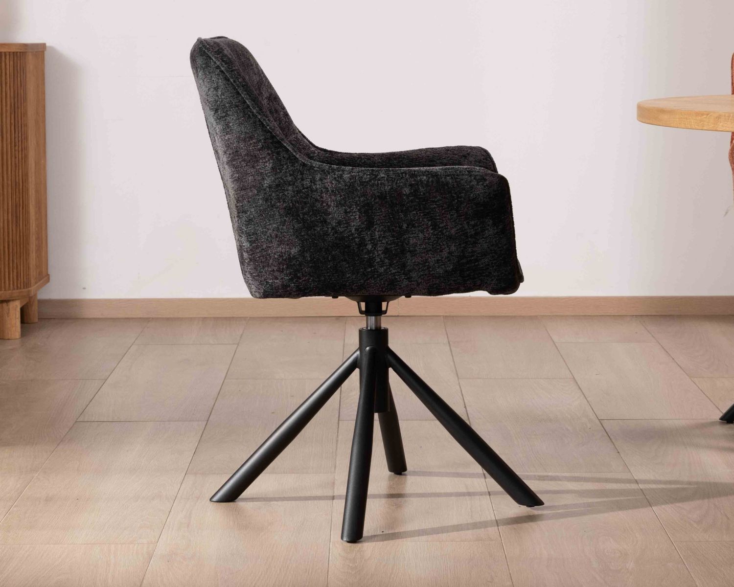 Set di 2 sedie "Ewing" con braccioli in tessuto nero e base girevole in metallo