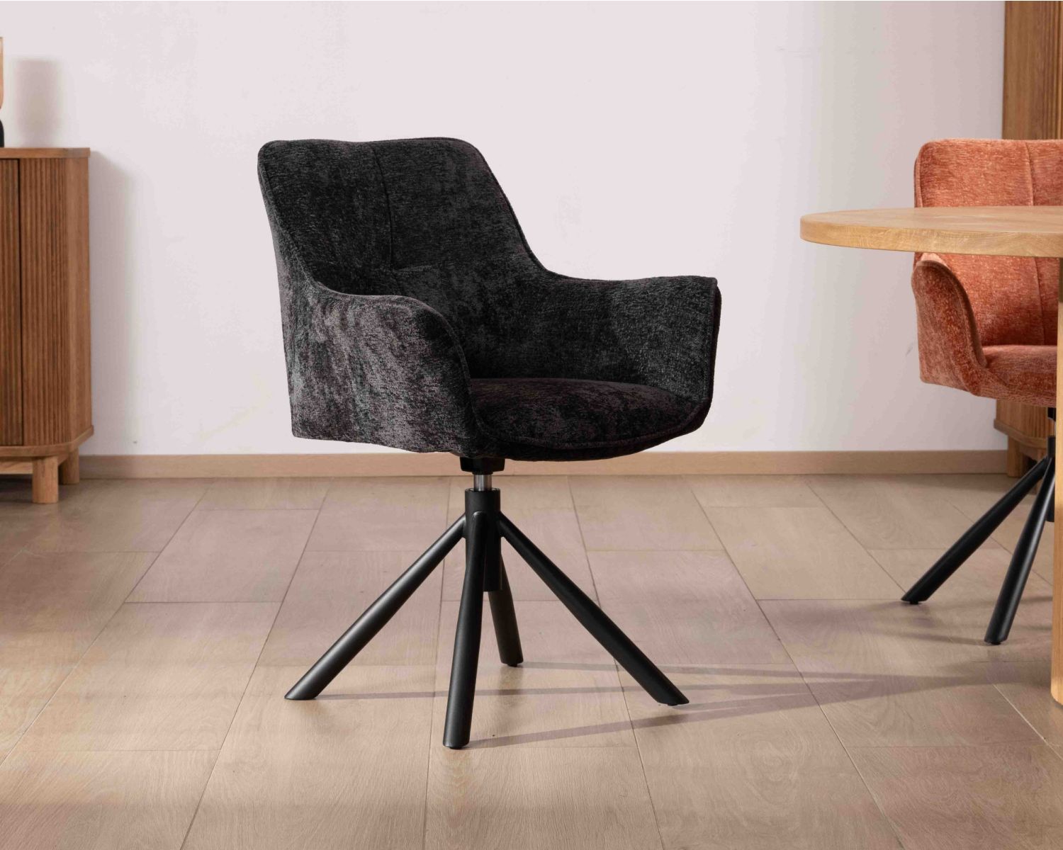 Set di 2 sedie "Ewing" con braccioli in tessuto nero e base girevole in metallo