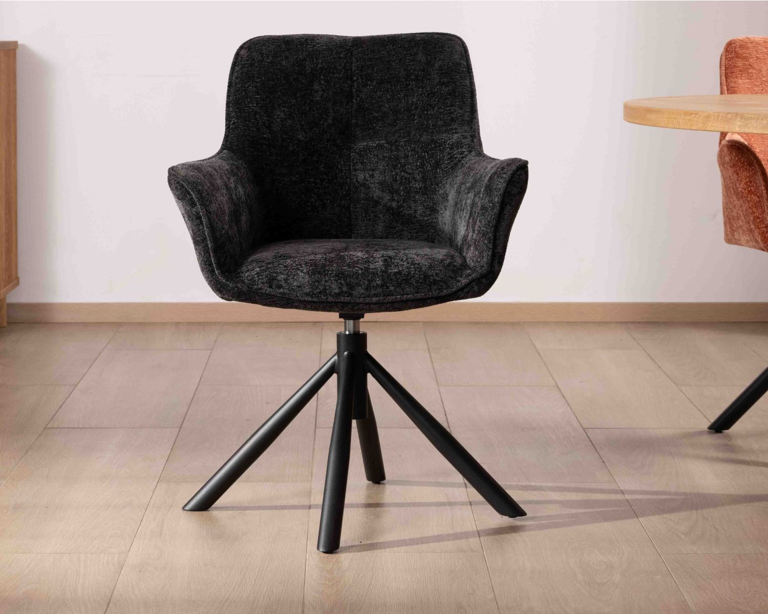 Set di 2 sedie "Ewing" con braccioli in tessuto nero e base girevole in metallo