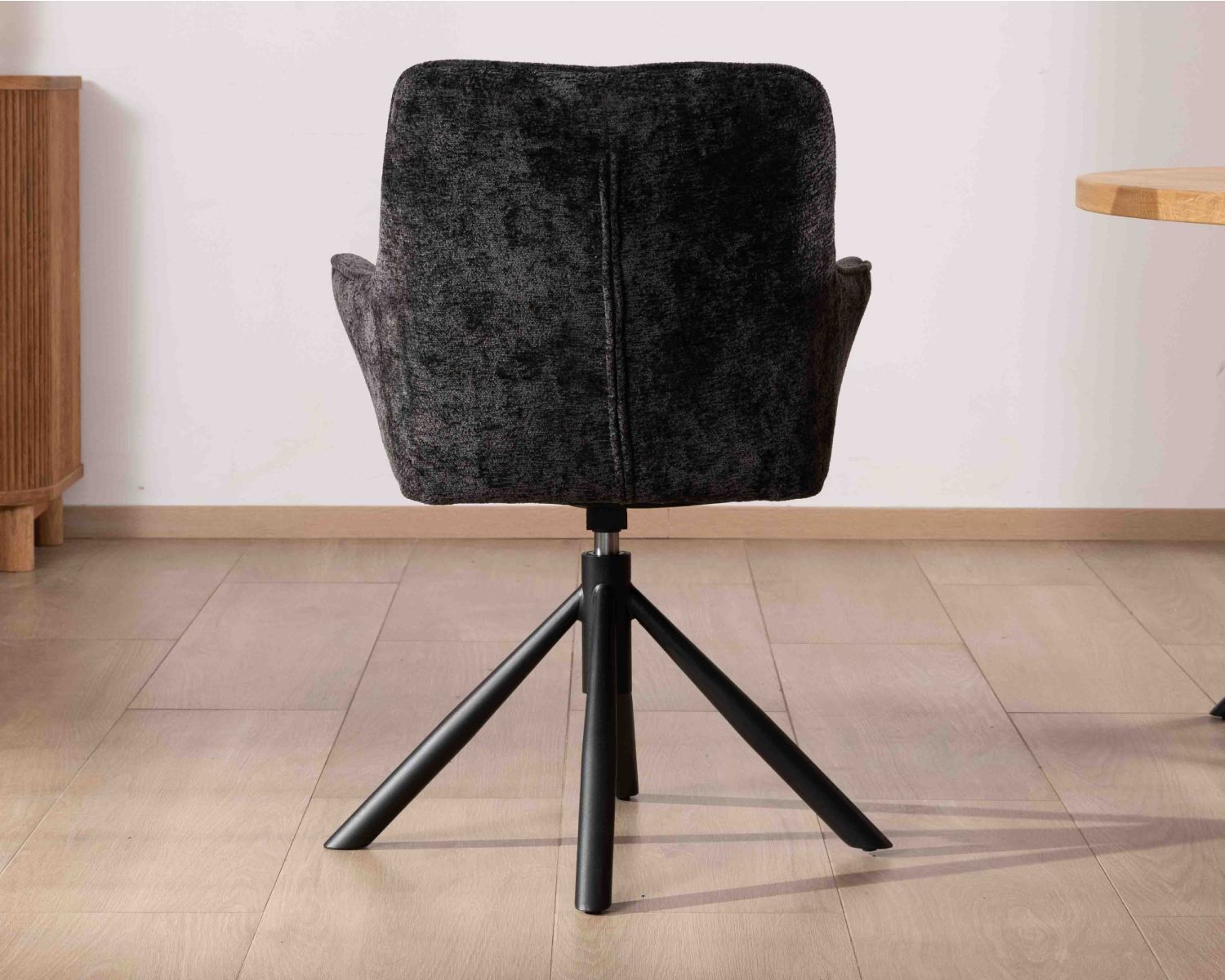 Set di 2 sedie "Ewing" con braccioli in tessuto nero e base girevole in metallo