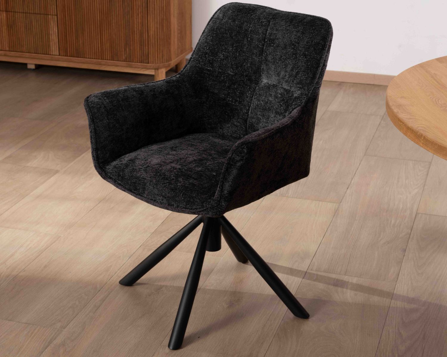 Set di 2 sedie "Ewing" con braccioli in tessuto nero e base girevole in metallo