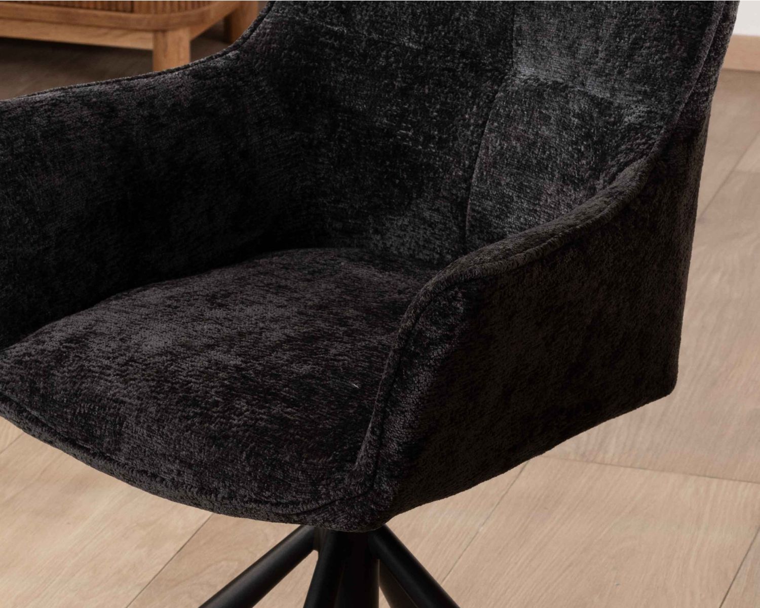 Set di 2 sedie "Ewing" con braccioli in tessuto nero e base girevole in metallo