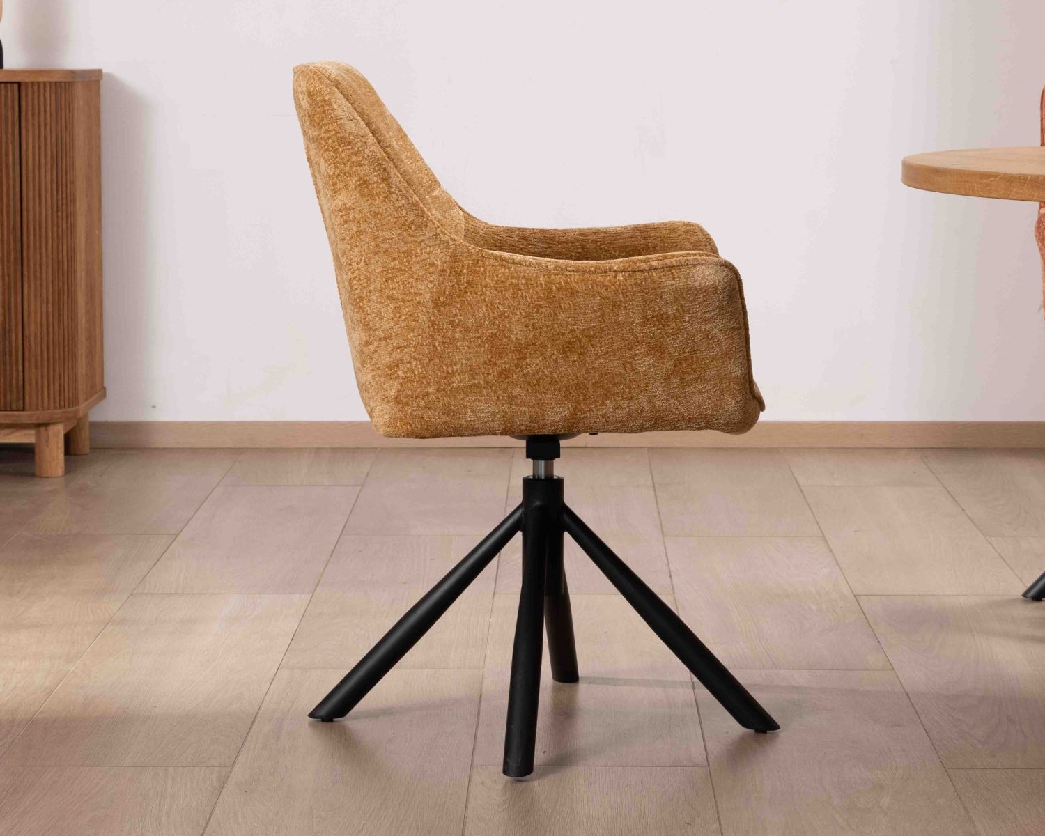 Set di 2 sedie "Ewing" con braccioli in tessuto giallo e base girevole in metallo