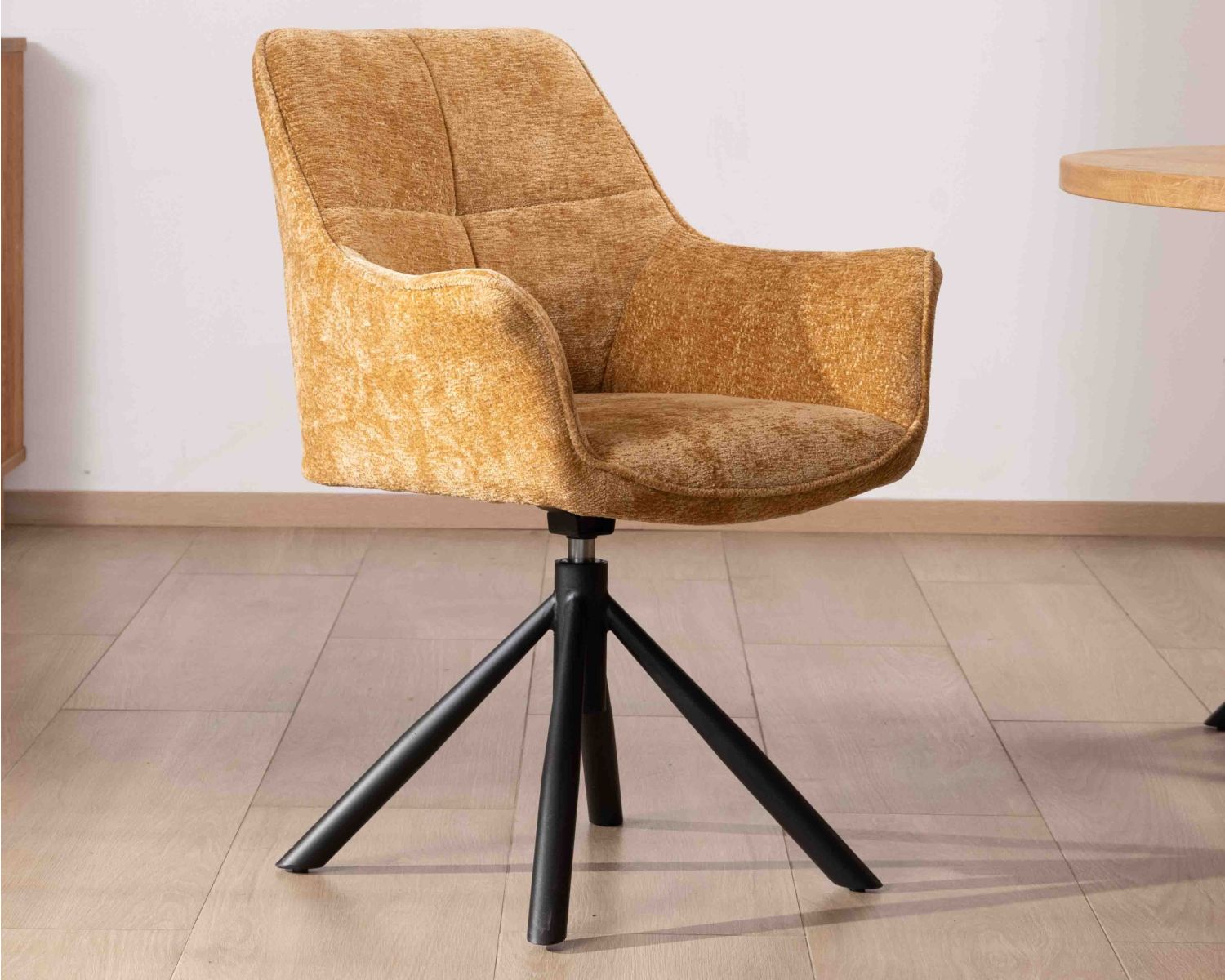 Set di 2 sedie "Ewing" con braccioli in tessuto giallo e base girevole in metallo