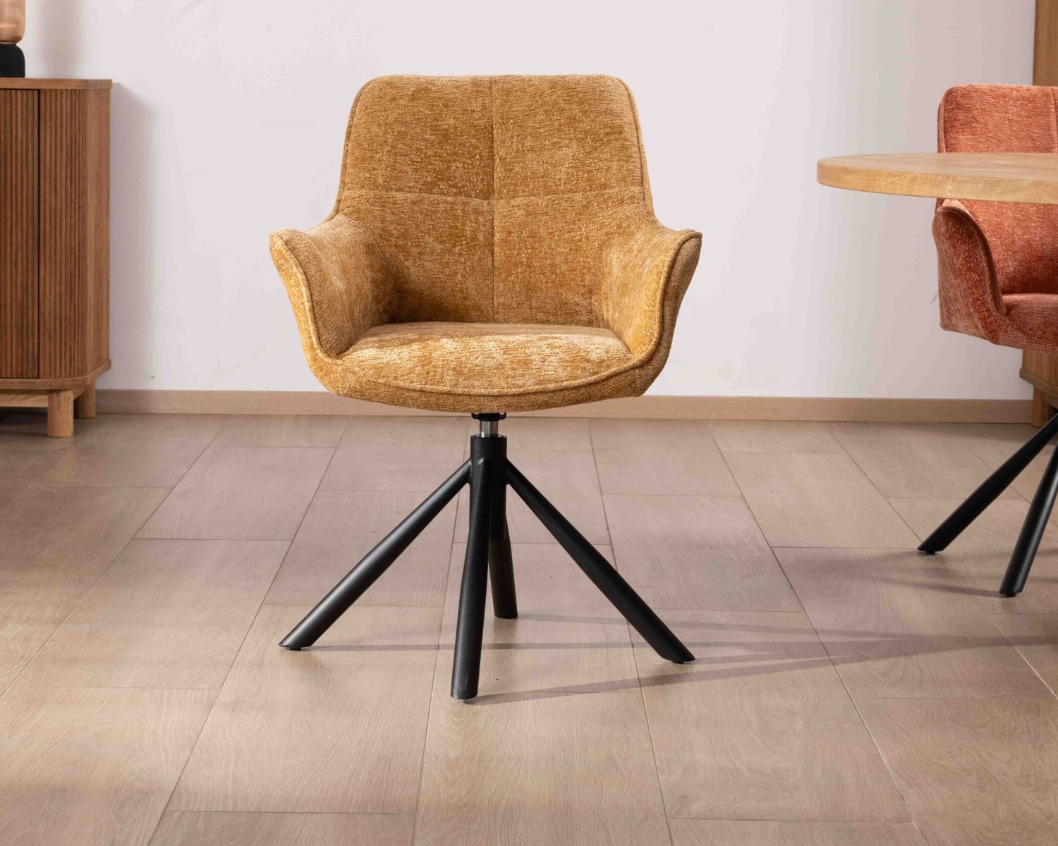 Set di 2 sedie "Ewing" con braccioli in tessuto giallo e base girevole in metallo