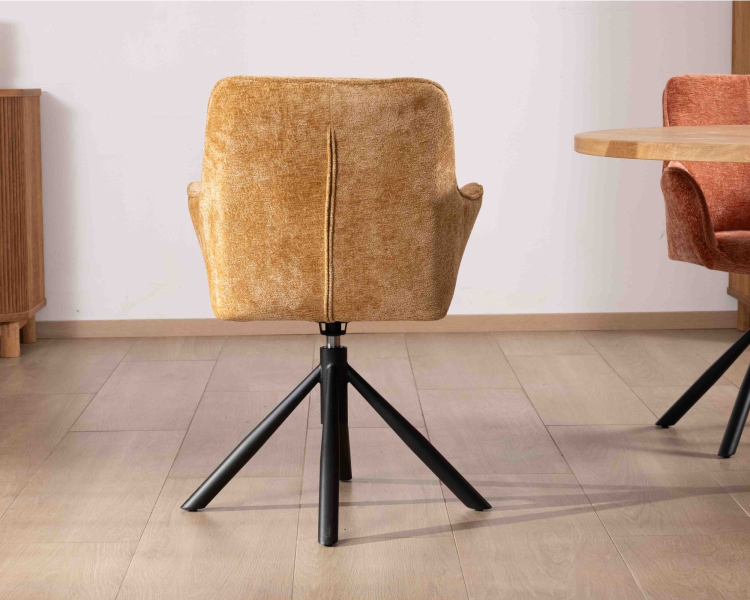 Set di 2 sedie "Ewing" con braccioli in tessuto giallo e base girevole in metallo