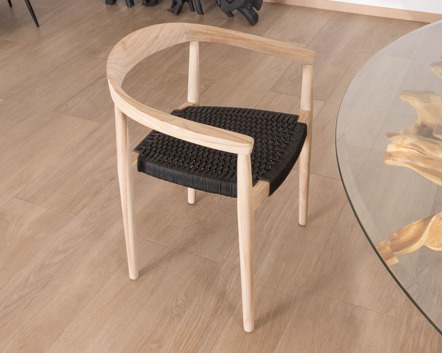 Set di 4 sedie contemporanee "Tiska" in teak naturale e seduta nera