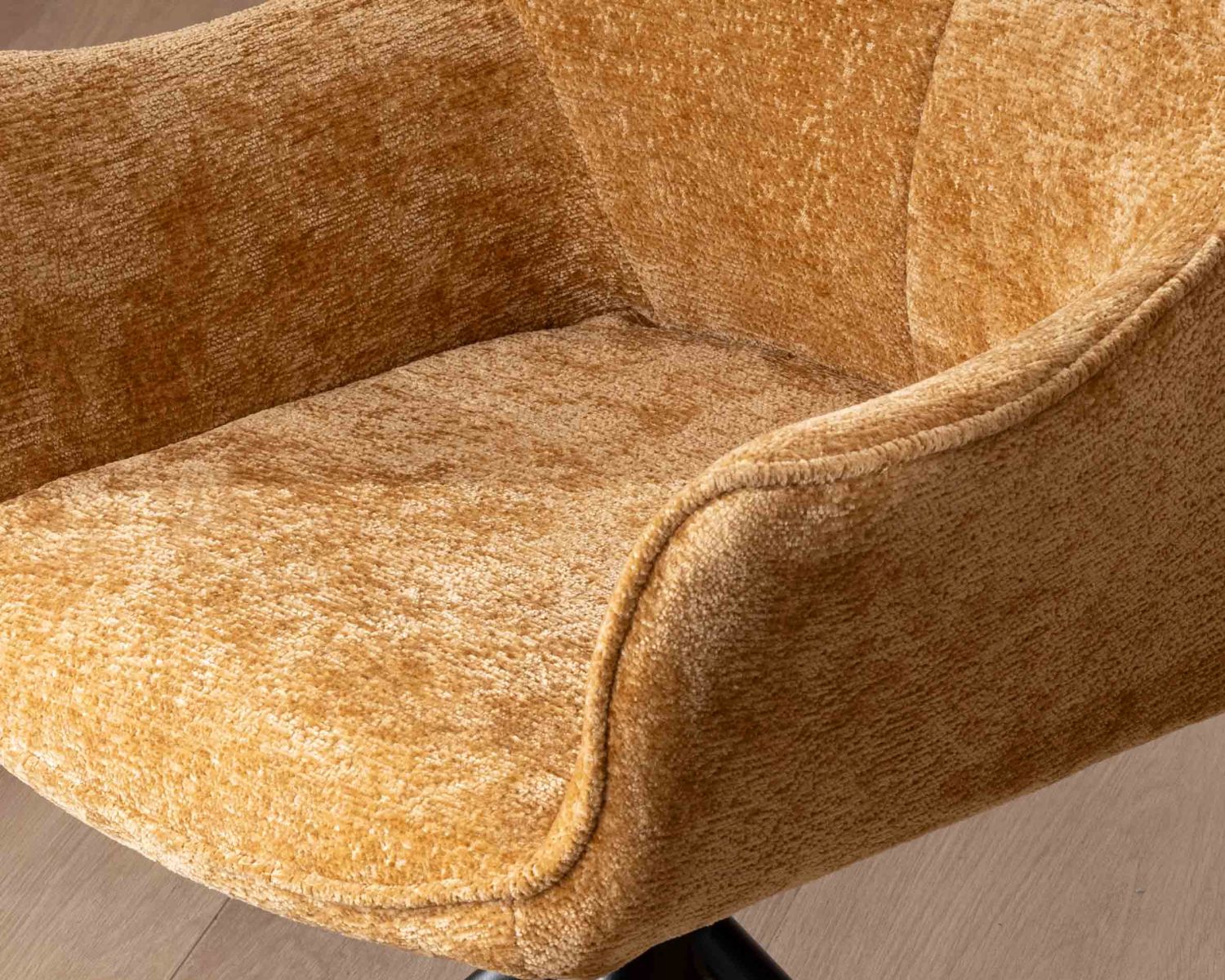 Set di 2 sedie "Ewing" con braccioli in tessuto giallo e base girevole in metallo