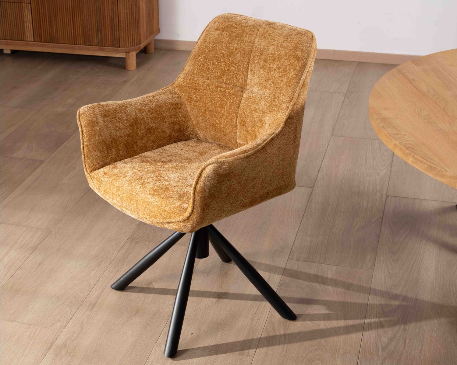 Set di 2 sedie "Ewing" con braccioli in tessuto giallo e base girevole in metallo