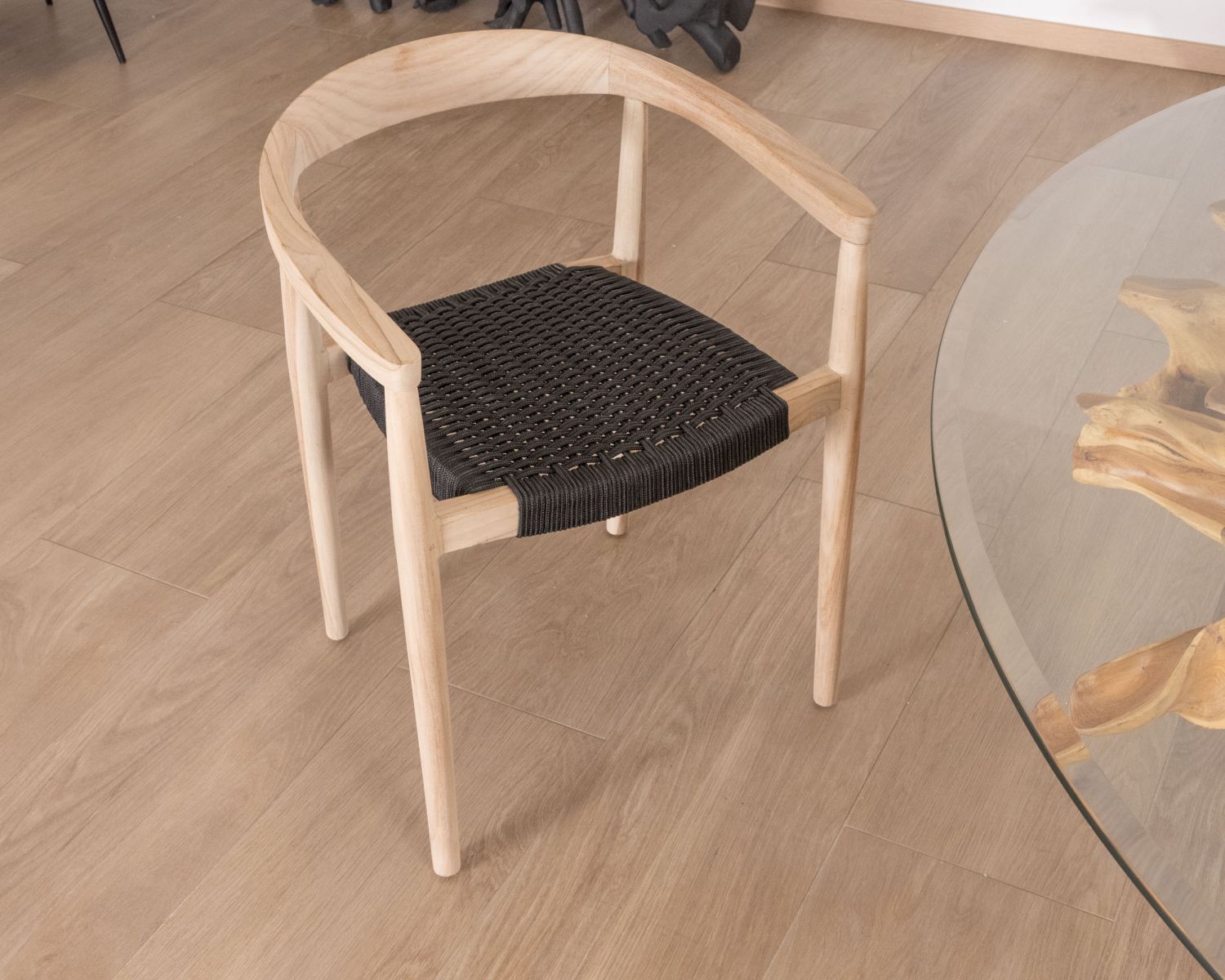 Set di 4 sedie contemporanee "Tiska" in teak naturale e seduta nera