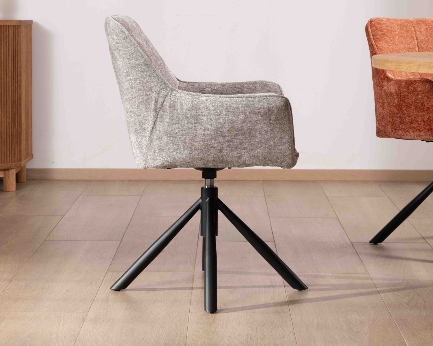 Set di 2 sedie girevoli "Ewing" in tessuto grigio chiaro e gambe in metallo