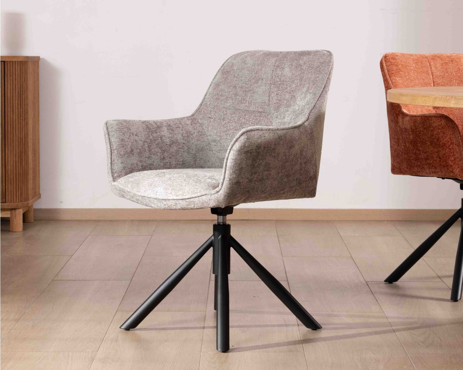 Set di 2 sedie girevoli "Ewing" in tessuto grigio chiaro e gambe in metallo