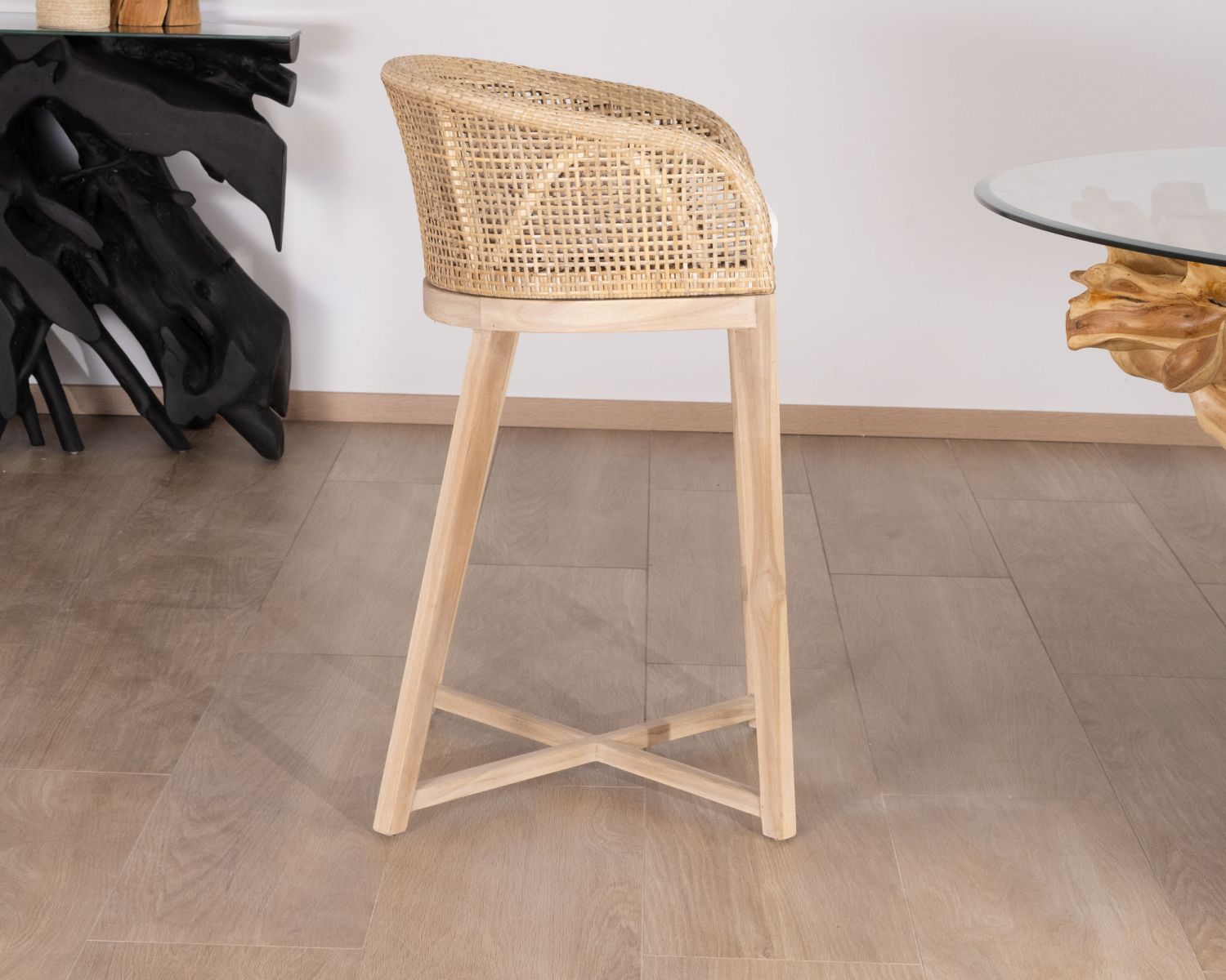 Seggiolone "Cuba" in teak e rattan con rivestimento della seduta bianco