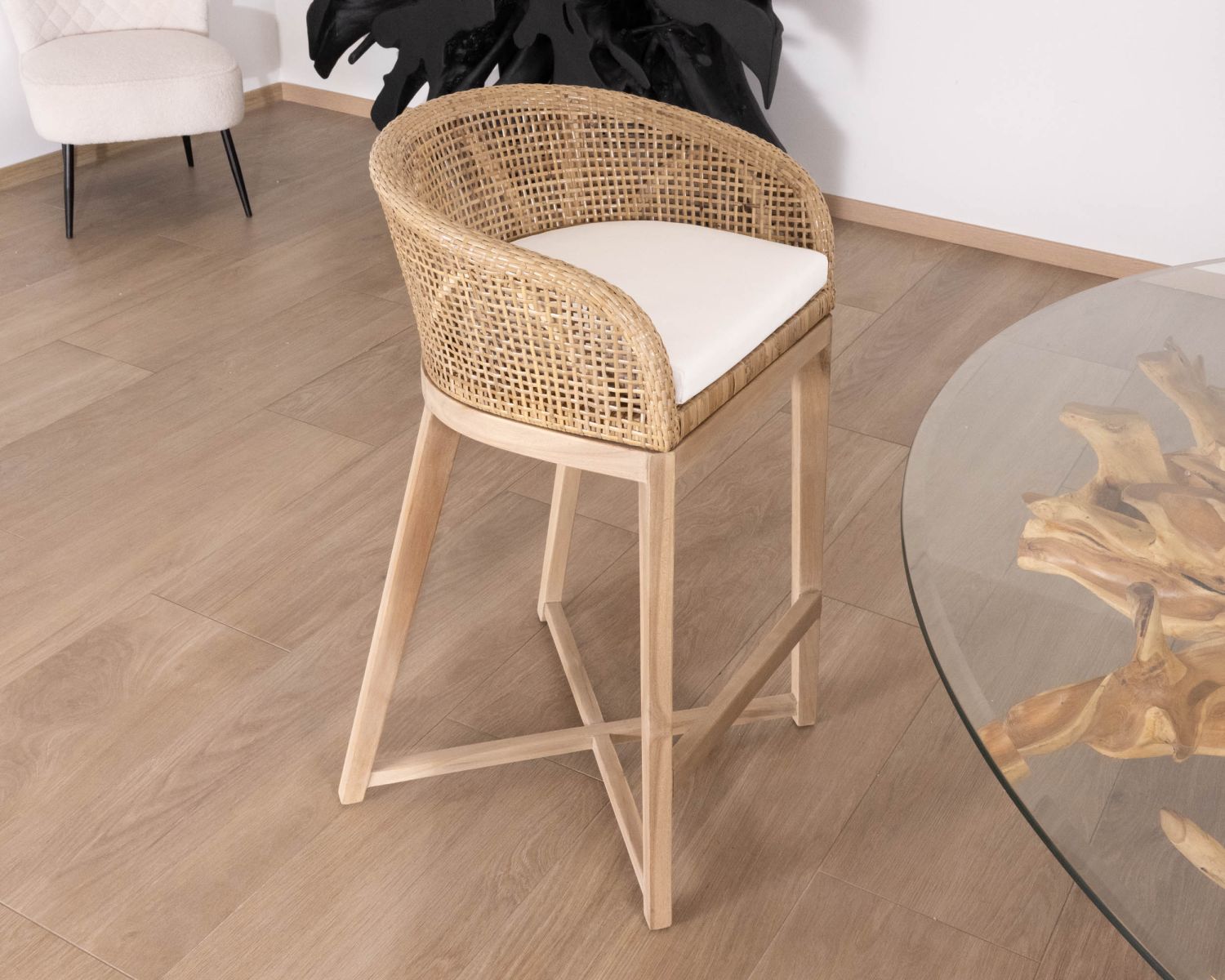 Seggiolone "Cuba" in teak e rattan con rivestimento della seduta bianco