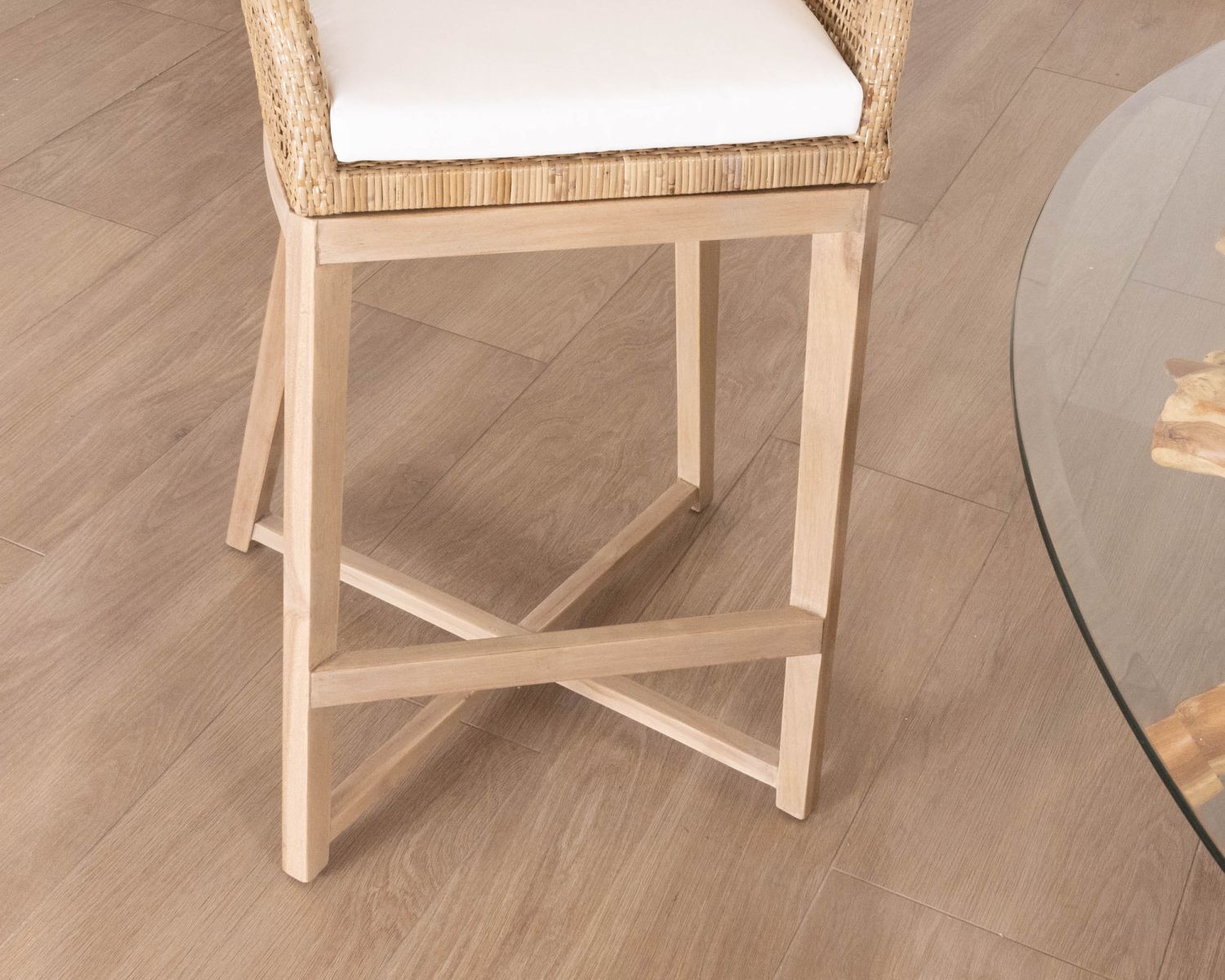 Seggiolone "Cuba" in teak e rattan con rivestimento della seduta bianco