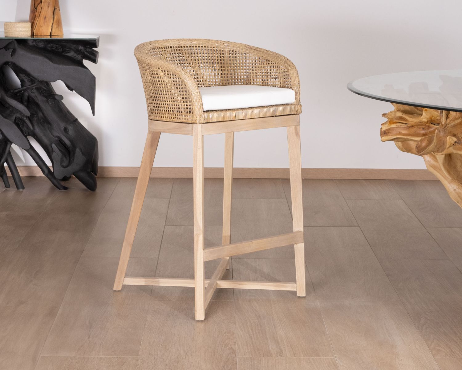 Seggiolone "Cuba" in teak e rattan con rivestimento della seduta bianco