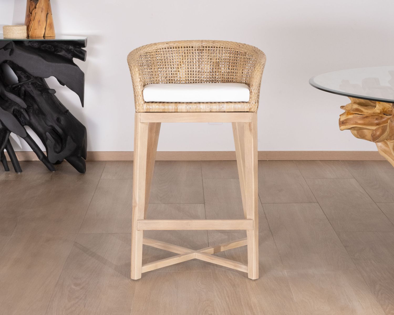 Seggiolone "Cuba" in teak e rattan con rivestimento della seduta bianco