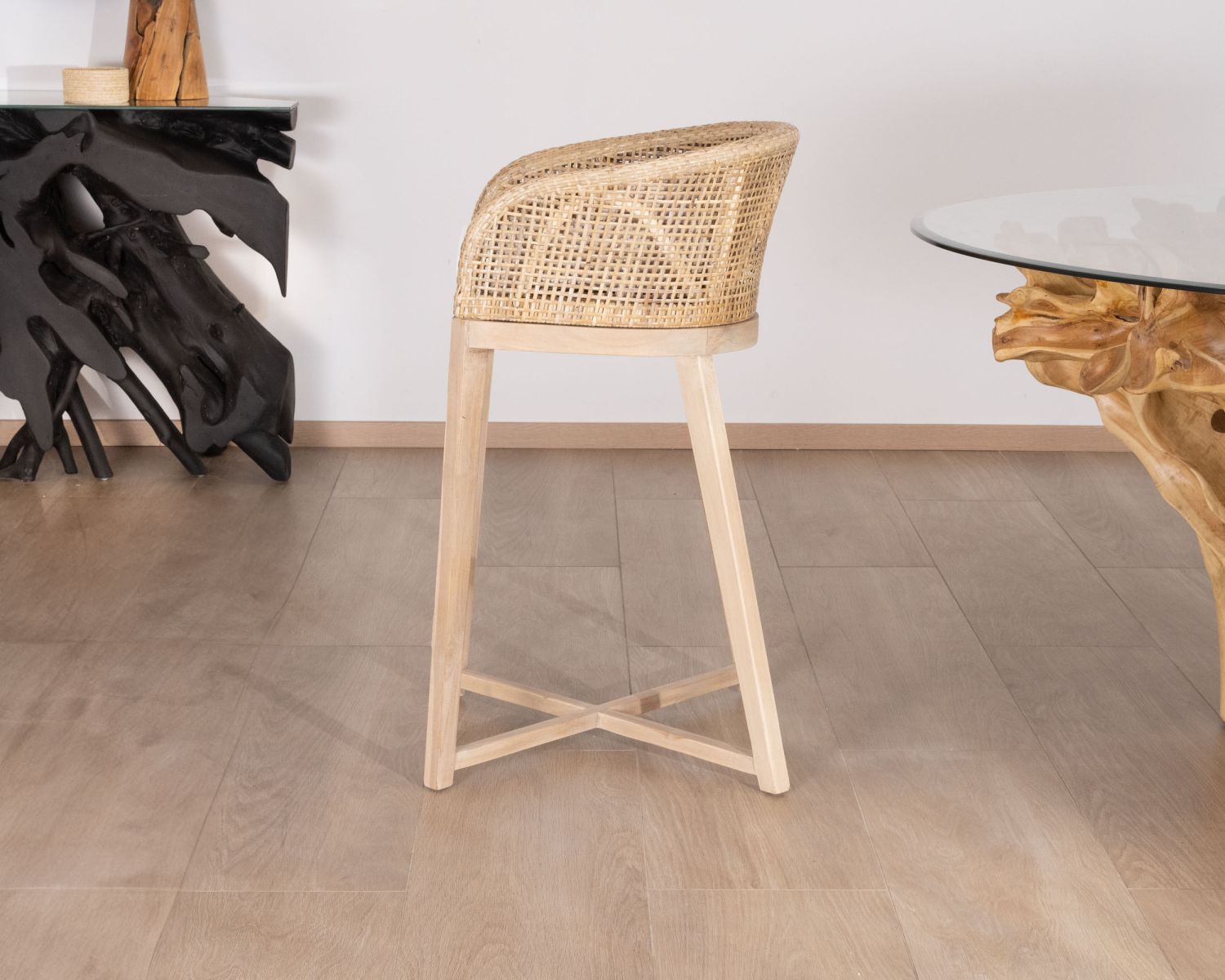 Seggiolone "Cuba" in teak e rattan con rivestimento della seduta bianco