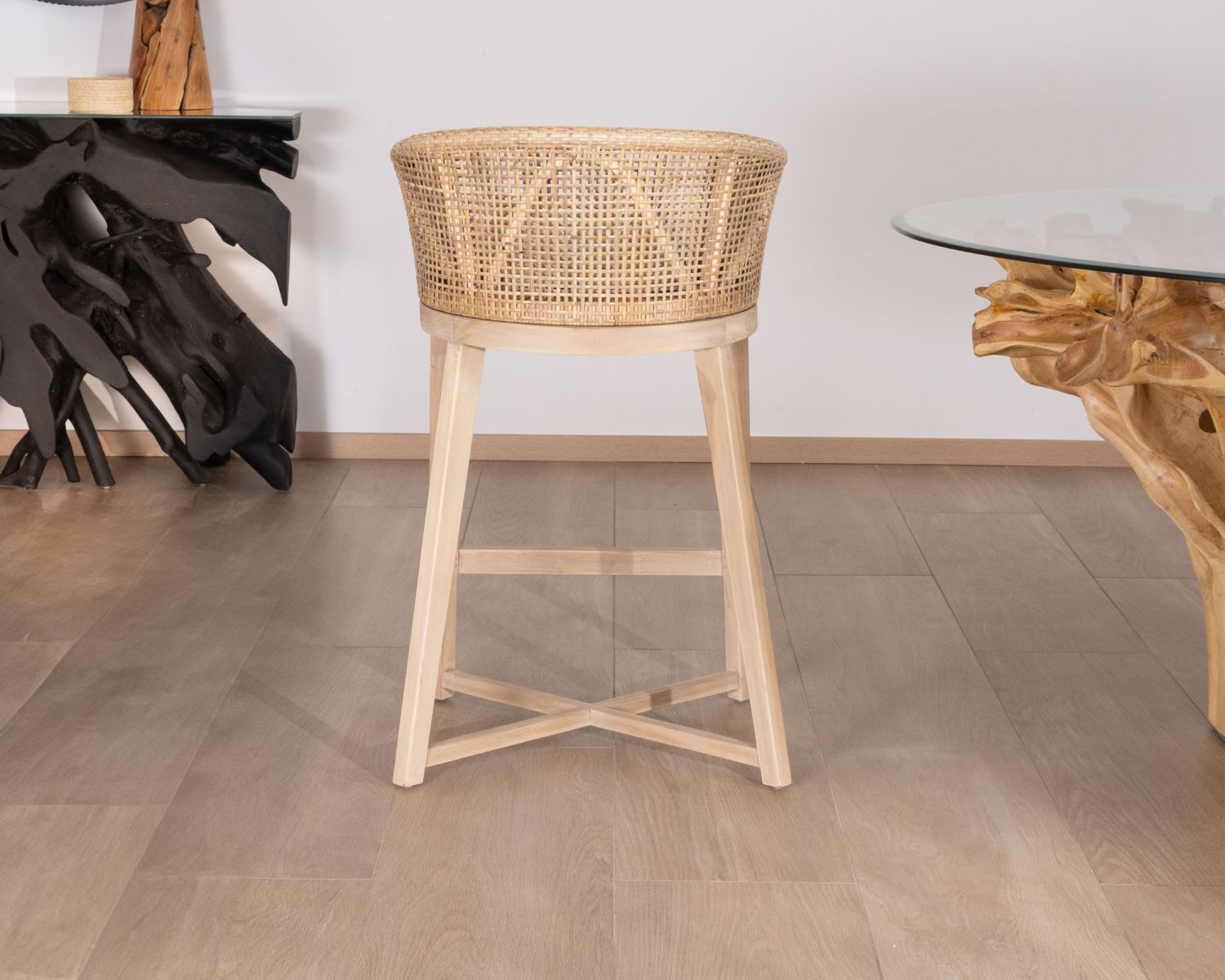 Seggiolone "Cuba" in teak e rattan con rivestimento della seduta bianco