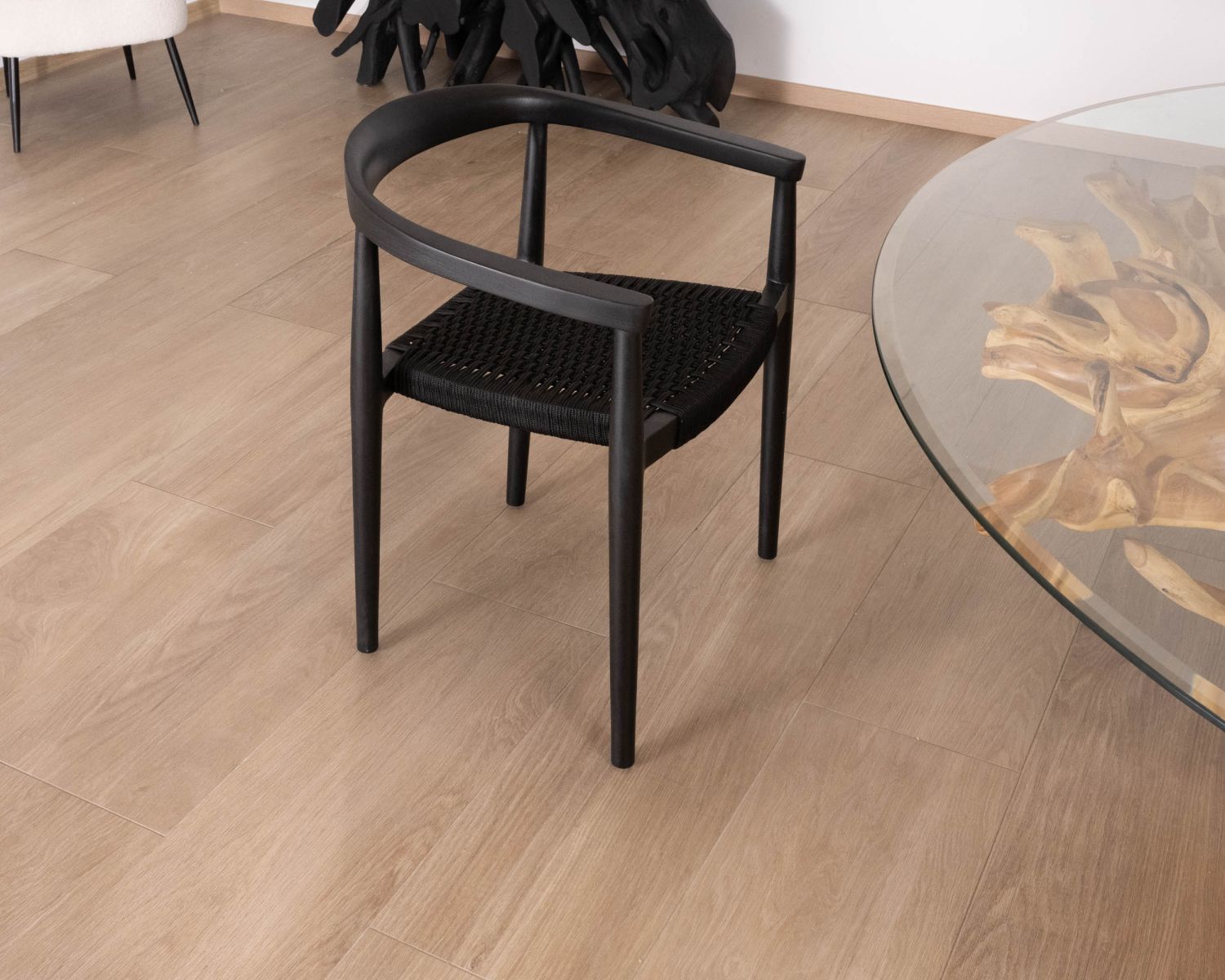 Set di 4 eleganti sedie "Tiska" in legno nero e corda intrecciata